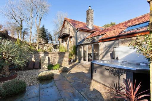 The Little Barn @ Bath With LARGE Hot Tub - Housity