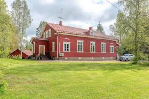 Ainutlaatuinen huoneisto Vanhassa kyläkoulussa - Housity