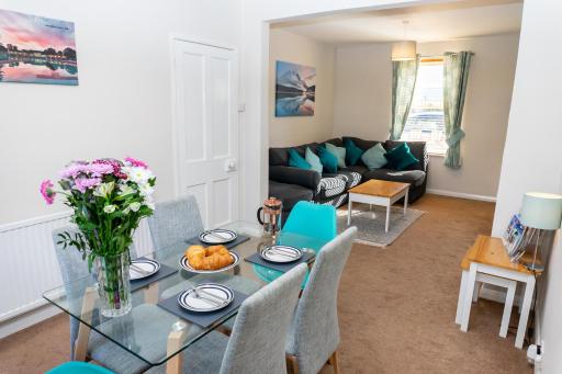 Cheltenham-Spacious 2 Bedroom Home-Sleeps 6-Parking-Garden-Wifi - Housity
