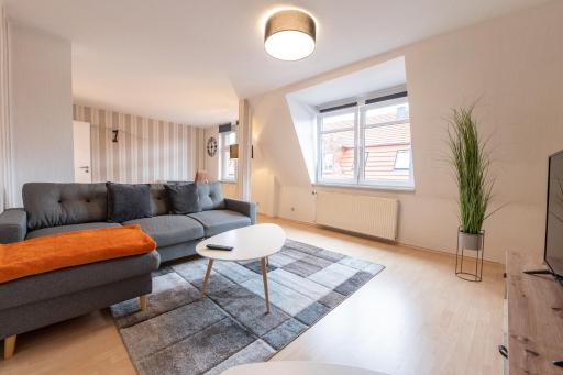 Schicke 2,5 Zimmer DG-Wohnung - Housity