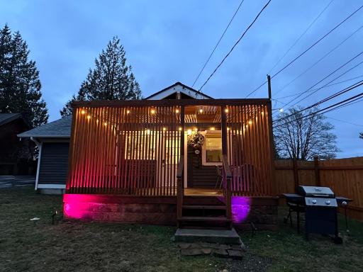 Cozy Home Conveniently Located with King Bed - Housity