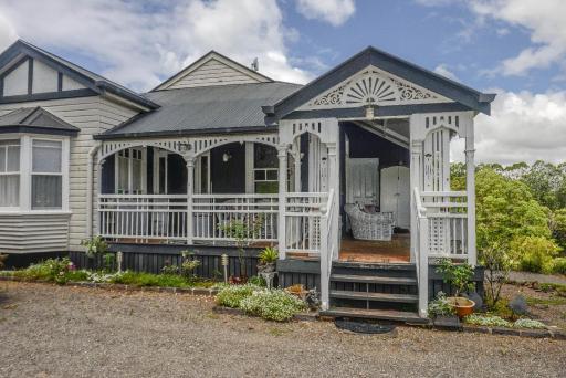 Maleny Country House - Queenslander on Acreage - Housity