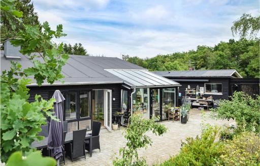3 Bedroom Beautiful Home In Fårvang - Housity