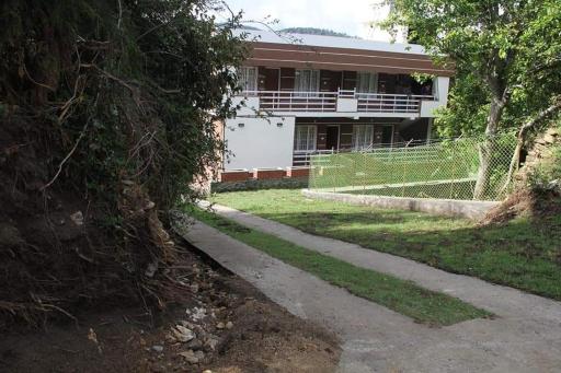 Jungle Retreat 5 bedroom apartment - Housity