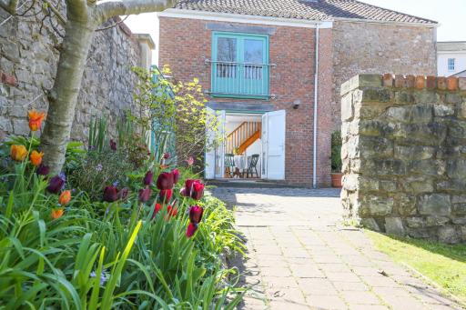 Old Stables, hidden period gem, spectacular garden - Housity