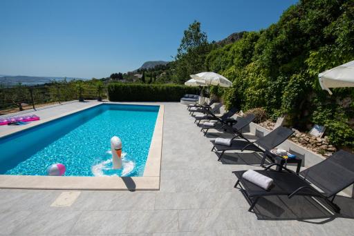 Holiday House App Grace with pool and view in Klis - Housity