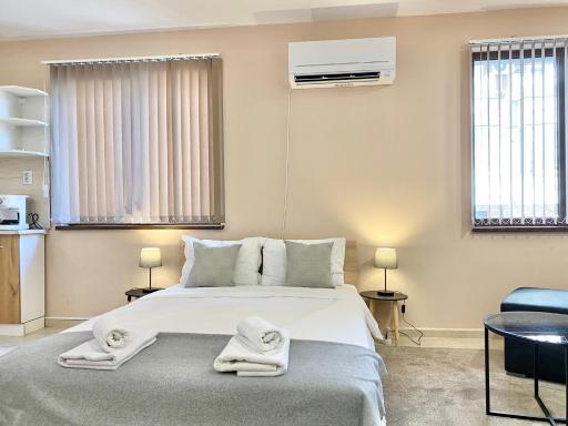 Studio for 4 Guests Next to Mall & Free Street Parking - Housity