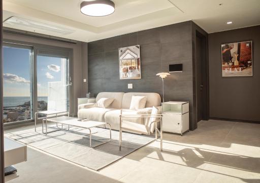 Y Collection by UH FLAT Osiria - Housity