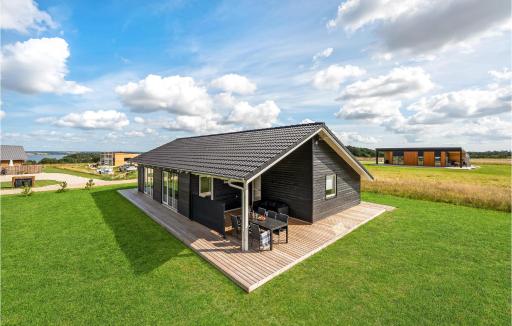 Beautiful Home In Løgstrup With Kitchen - Housity