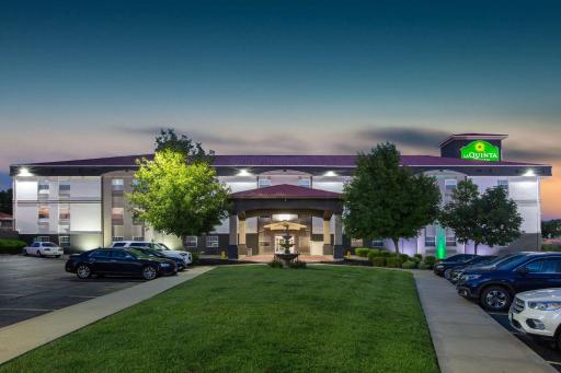 La Quinta by Wyndham Blue Springs - Housity
