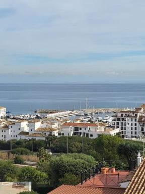 Luxury 4 bed townhouse Duquesa with breathtaking views close to Port and Beach - Housity