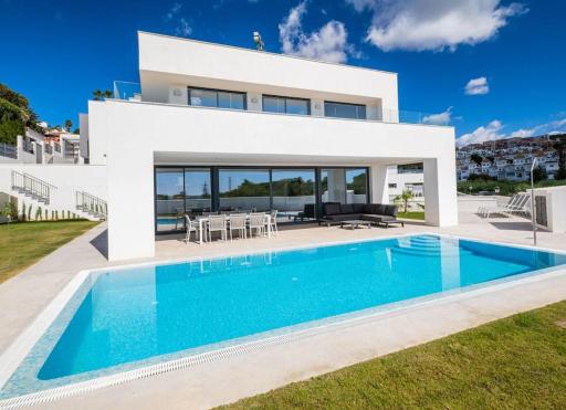 Modern villa walking distance from the beach - Housity