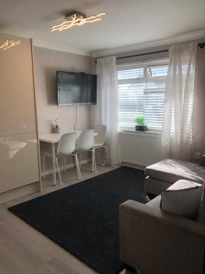 Lovely 2 Bedrooms & Living Room Flat Rental London - Housity