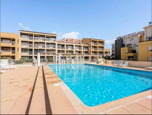 Beau studio cabine avec balcon, vue piscine, parking privé, climatisation, solarium, laverie - Housity