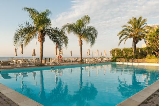 Elegante Appartamento con Piscina - Wi-Fi & Box Privato - Housity
