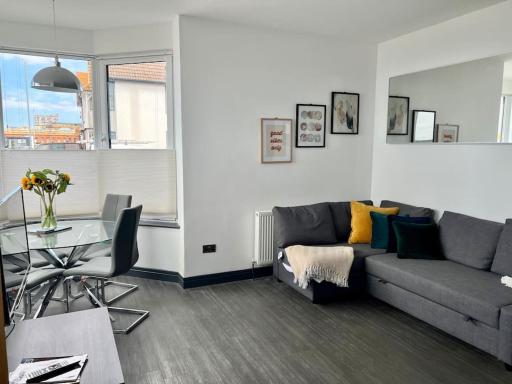 The Seafront Apartment - Westbrook Bay Beach - By Goldex Coastal Breaks - Housity
