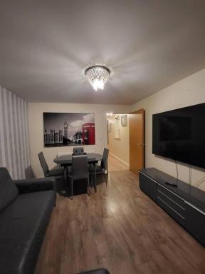Lovely 4 bedroom home with private parking - Housity