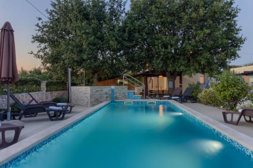 Charming villa Nera with pool and hydromassage near the beach - Housity