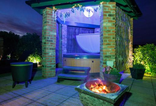 Lincoln Holiday Retreat Cottage with Private Hot Tub - Housity