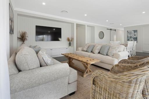 4 bedroom home with theatre room, close to CBD and beaches. - Housity