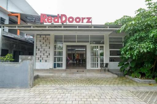 Reddoorz near Stadion Kridosono Blora - Housity