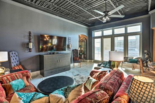 Regal River Retreat in the Heart of Yankton! - Housity