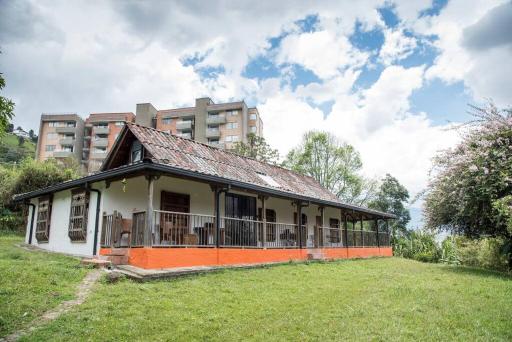 Colonial country house within the city - Housity
