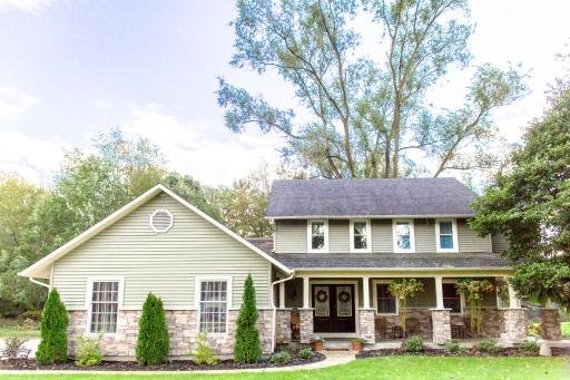 Huge Home and Yard Perfect For Groups & Families! - Housity