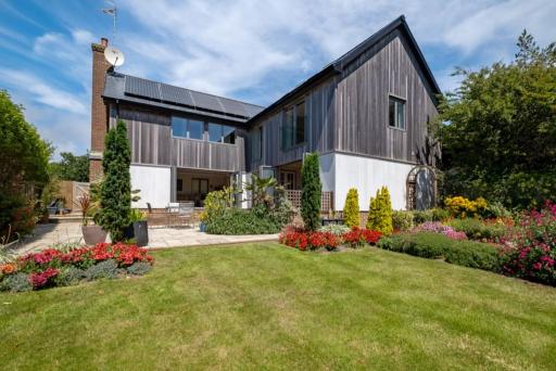 Stunning 5-bed 3-bath house close to the sea! - Housity