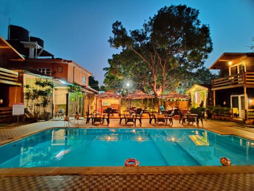 La Vie Woods- couples/families only - Housity