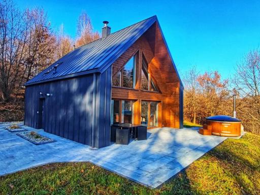 Między Drzewami - Housity