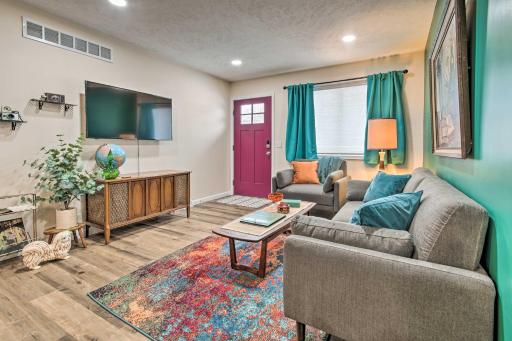 Stylish Vacation Rental - Walk to ISU! - Housity