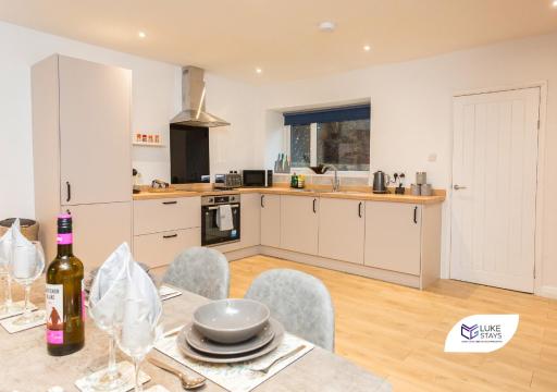 Luke Stays - Good Station Cottages - Housity