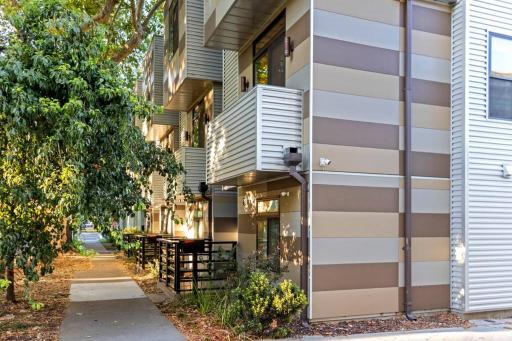 Luxurious Brownstone Retreat - Walk to DT/Golden1 - Housity