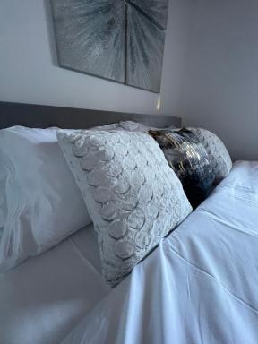 ! 5 Bed Beautiful Home with Fenced Yard & Hammock! WEM - Foosball Table - WiFi - Fireplace - Long Stay - Housity