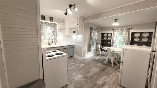Charming 2 Bedroom 1 Bath Farm Style House - Housity