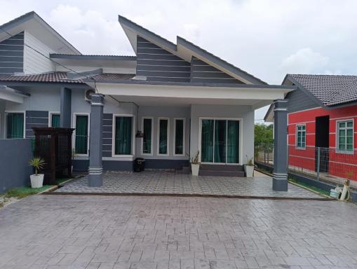 ZR D'Datok Homestay, GongBadak & Private Pool - Housity
