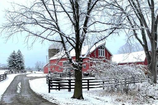 Beautifully restored five bedroom historic barn - Housity