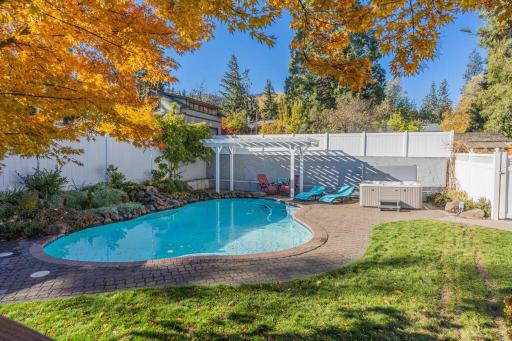 Hot Tub & Seasonal Pool -Sleeps 10- 4 min to OSF - Housity