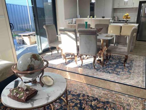 Comfortable room near the shops - Housity