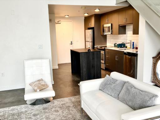 Luxury 2 Level Condo w/ Washer & Dryer - Housity