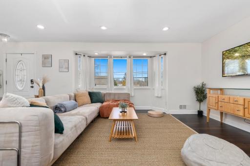 Spacious Getaway 4BR 3BA 12mi to DC Mins to DT Silver Spring - Housity