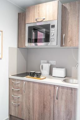 Modern Studio Apartment with Free Parking in Wolverhampton 5min walk to City Centre - Housity