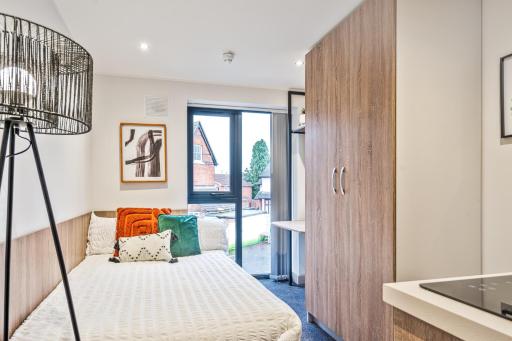 Modern Studio Apartment with Free Parking in Wolverhampton 5min walk to City Centre - Housity