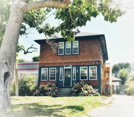 The Peaceful Puffin - Housity
