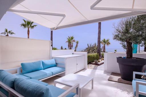 Beautiful 2 bedrooms town house. Frontline beach - Housity