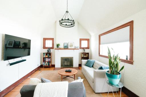 2BR Historic Home in DT Urbana: 2 Thumbs Up - Housity