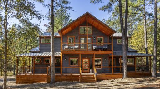 Brand New Hidden Haven Lodge 4 Bdrm,5 and half Bth, Huge outdoor area, Hot tub - Housity