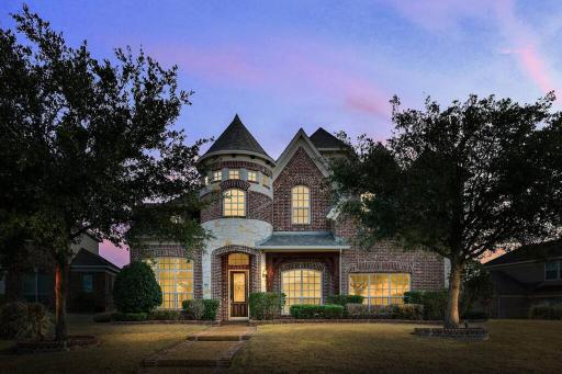Bright Mansion 30 Min From Dallas Enjoy Smores Kits and Snacks - Housity