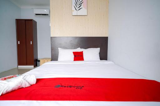 RedDoorz Premium at Raja Hostel Syariah - Housity